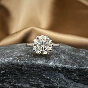 Elegant Gold Solitaire Ring